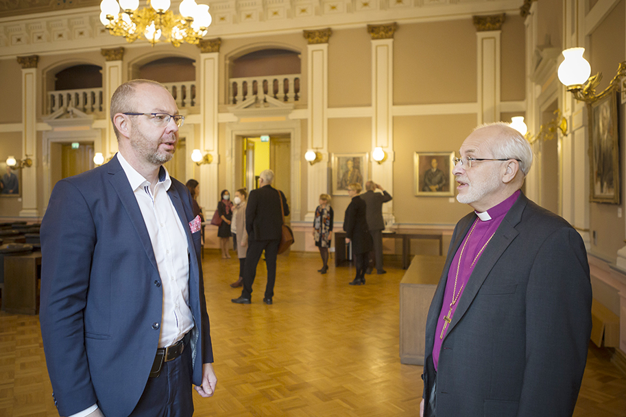 Kaupunginjohtaja Timo Koivisto keskustelee piispa Simo Peuran kanssa kaupungintalolla. 