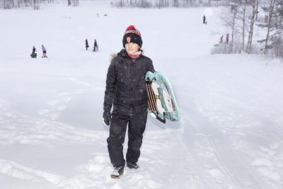 Roope Kekki pulkkamäessä Snow Rocket -liukurinsa kanssa. 