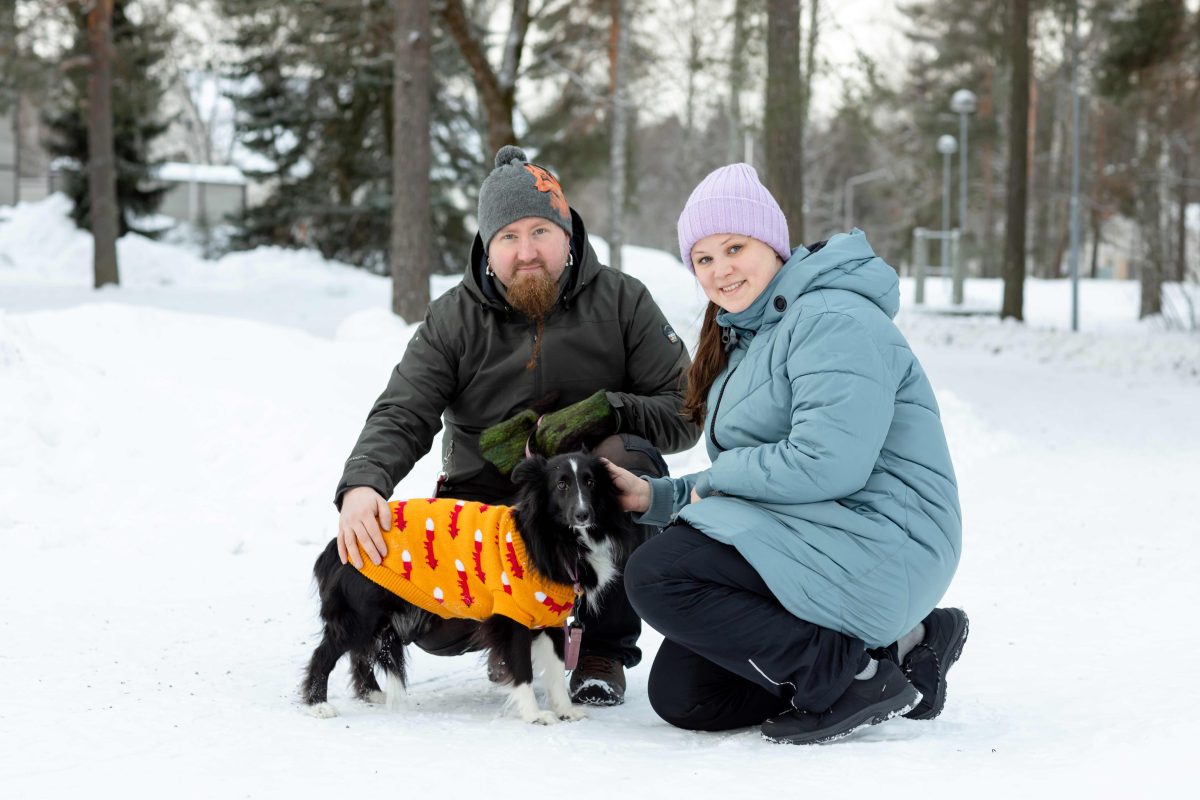 Diakoni ja vapaaehtoinen ulkoiluystävä koiransa kanssa.