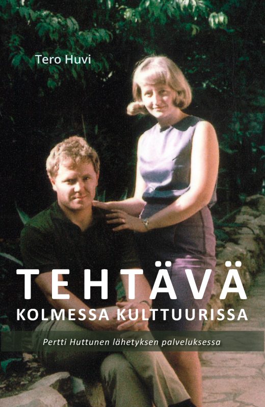 Tehtävä kolmessa kulttuurissa -kirjan kansi, jossa Pertti ja Heljä Huttunen