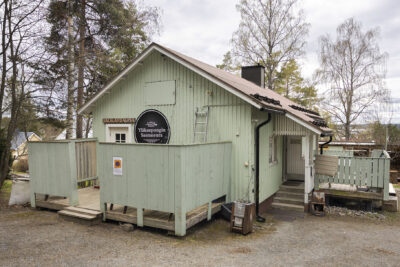 Hakalan vaaleasta puusta rakennettu sauna Halssilassa. 